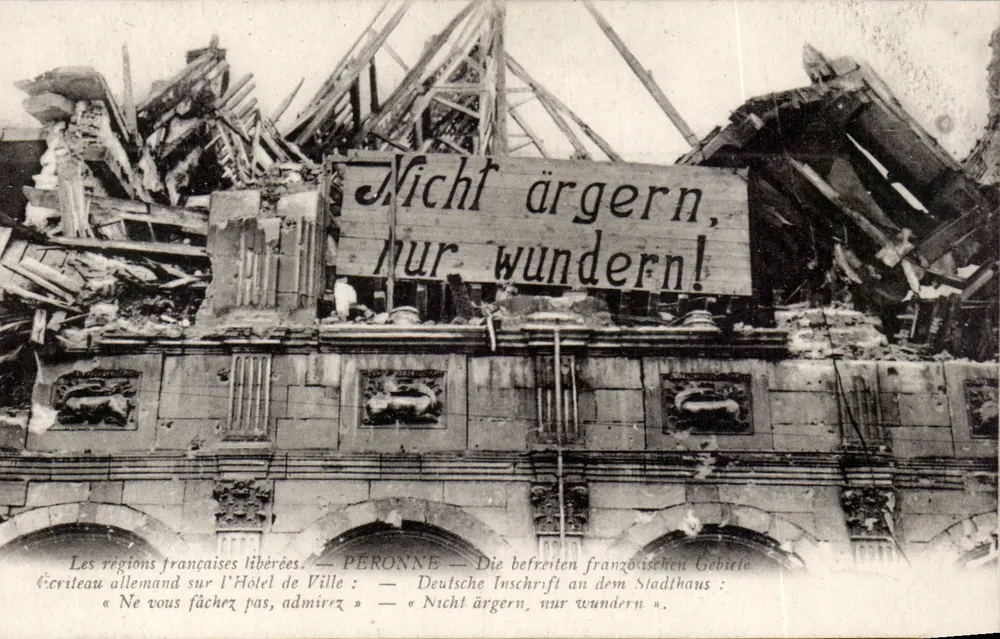 Péronne — Zerstörung des Rathauses nach der Befreiung — deutsche Inschrift « Nicht ärgern, nur wundern! » - Vorderseite