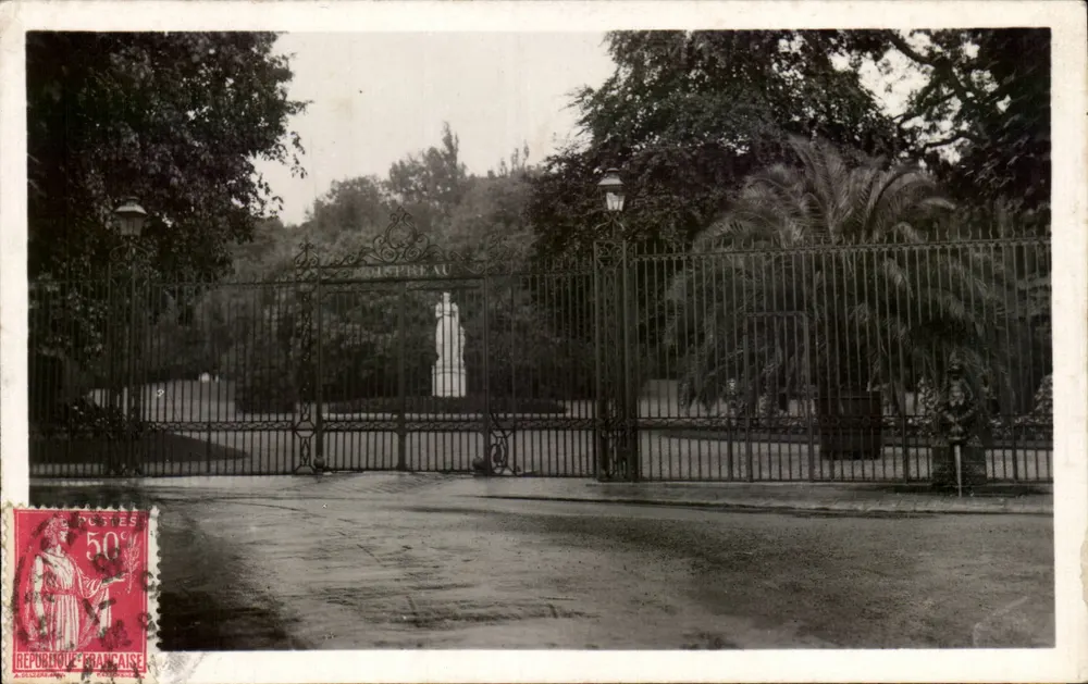 Eingang zum Schloss Bois-Preaux — Ansicht der Tore und des Parks — Foto René Gailois - Vorderseite