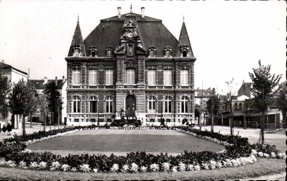 Hôtel de Ville de Rueil-Malmaison — vista da praça — A.V. 6 - Frente