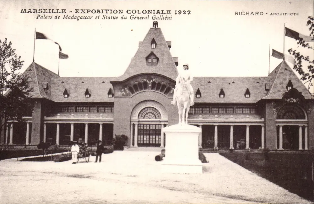 Marseille - Kolonialausstellung 1922 - Palast von Madagaskar und Statue des Generals Galliéni — Richard, Architekt - Vorderseite