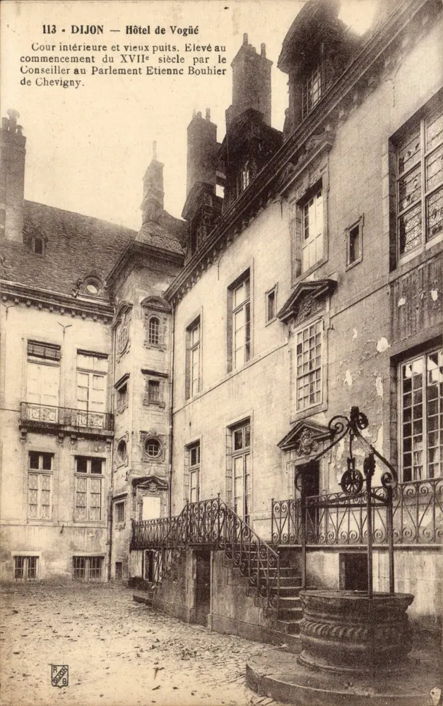 Dijon — Hotel de Vogué — Pátio interno e velho poço - Frente