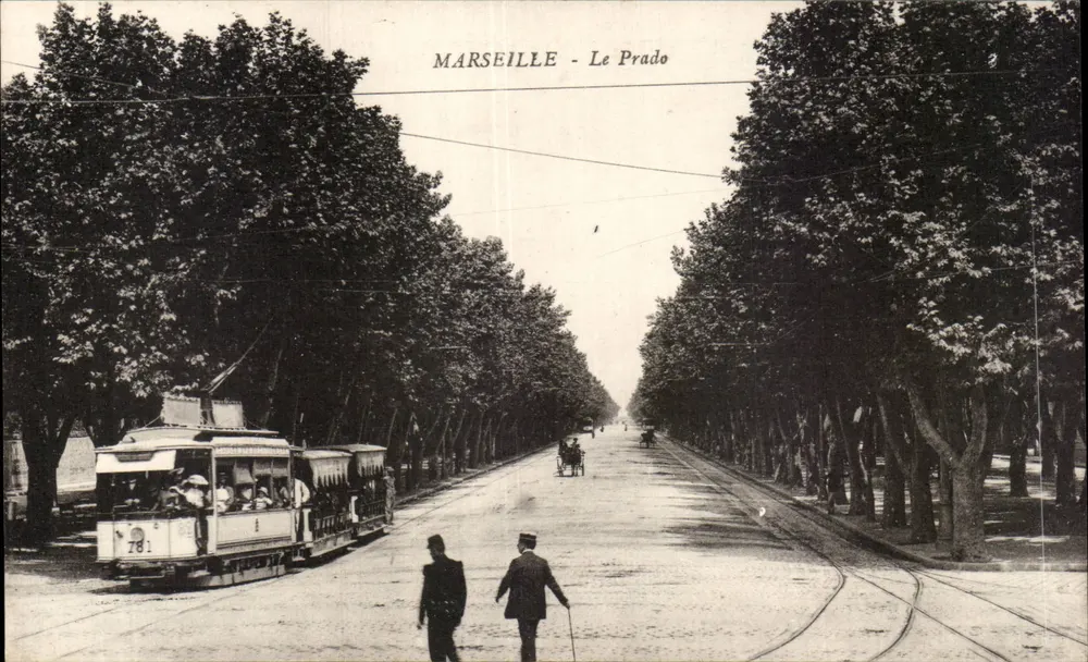 Marselha - Le Prado — vista da rua arborizada com o trem n°78 — editor não identificado - Frente