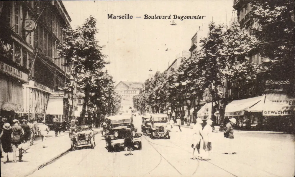 Marselha — Boulevard Dugommier — vista urbana com carros e comércios - Frente