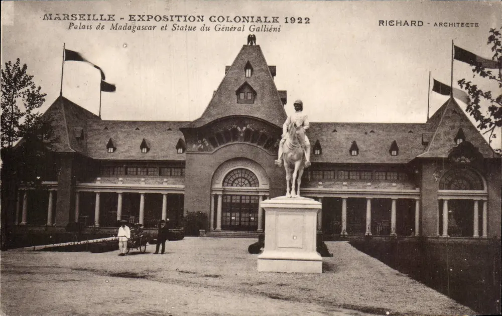 Marseille - Koloniaal Tentoonstelling 1922 — Paleis van Madagascar en Beeld van Generaal Galliéni — Richard, Architect - Voorkant