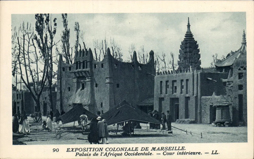 Palácio da África Ocidental — Pátio interno — Exposição Colonial de Marselha — LL. — N° 90 - Frente