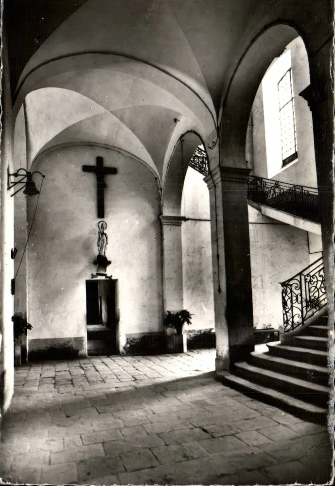 Abbaye de Lagrasse — Innenraum mit Treppen und Kreuz — Photographie du Grand Escallier - Vorderseite