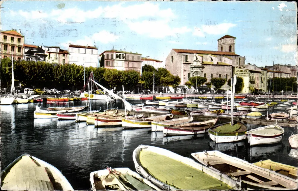 Porto de La Ciotat — vista do porto com igreja — Éditions du Globe - Frente