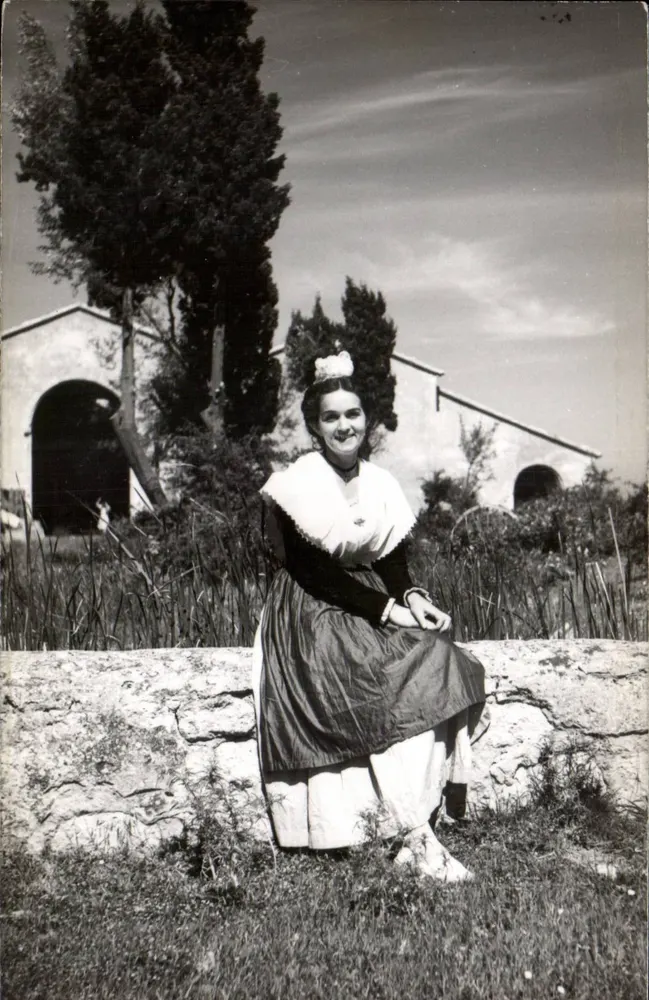 Frau im traditionellen Kleid — Provence — unbekannter Verlag, Nr. 2 - Vorderseite