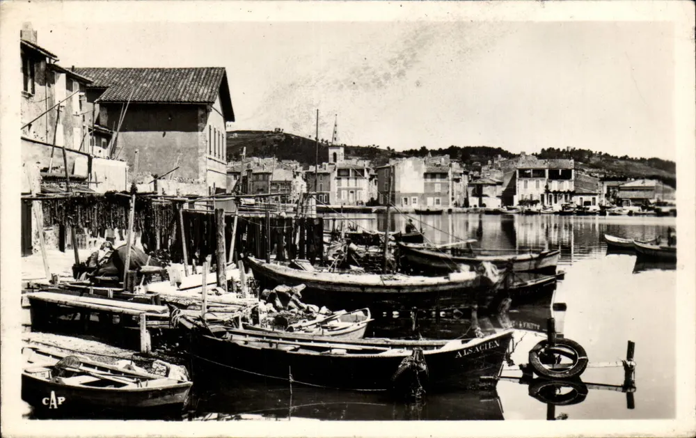 Puerto de Martigues — Vista del puerto con barcos y salmón en secado — Editor: Alsacien - Anverso