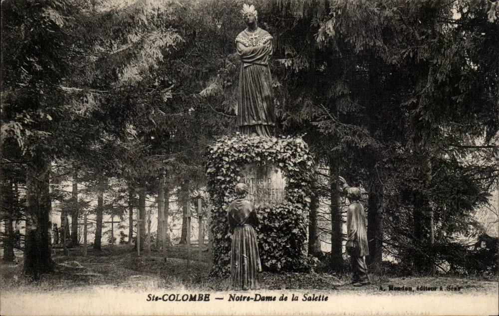 Sis-Colombe — Nossa Senhora da Saletie — estátua cercada de pinheiros - Frente