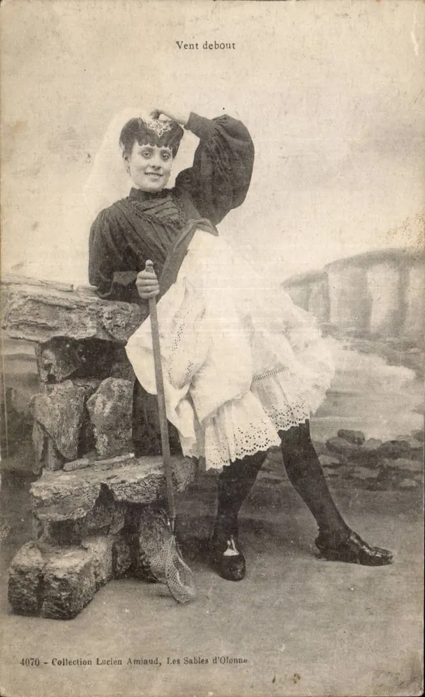 Mulher em traje de pescadora — Vent debout — Lucien Amaud, Les Sables d'Olonne, n°4070 - Frente