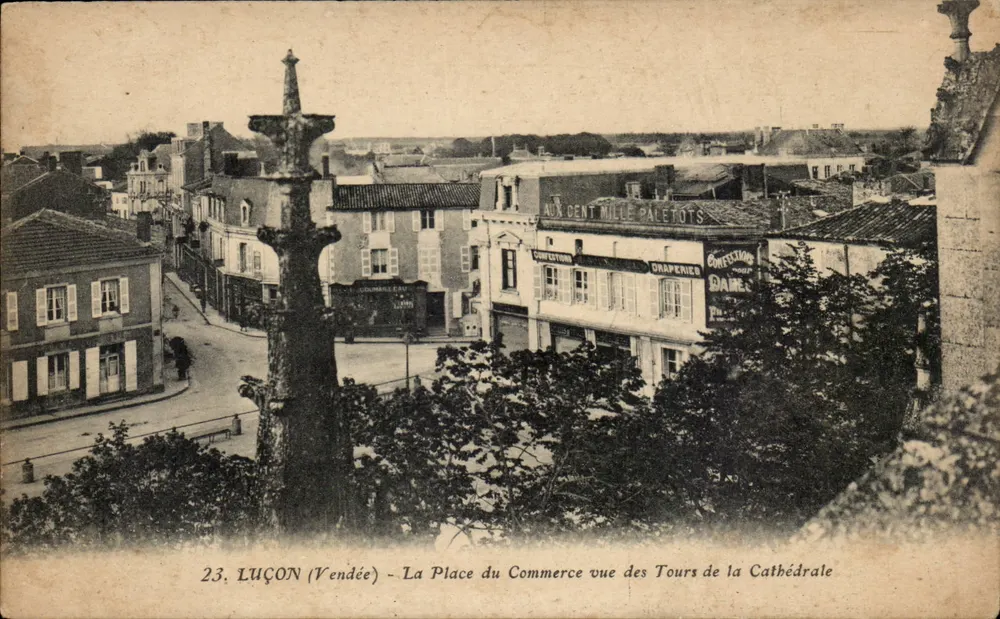 Luçon (Vendée) — La Place du Commerce aus den Türmen der Kathedrale gesehen — Arnaud et Nozais, Nantes - Vorderseite