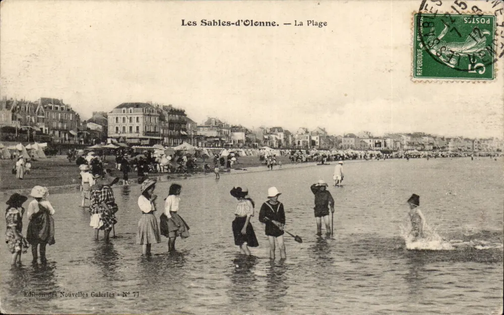 Les Sables-d'Olonne. — A Praia — Edição das Novas Galerias N° 77 - Frente