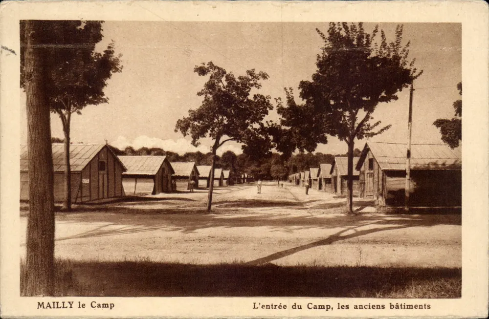 Mailly le Camp — Der Eingang zum Lager, die alten Gebäude — Imp. d'Art 'HELIAS' (Moselle) - Vorderseite