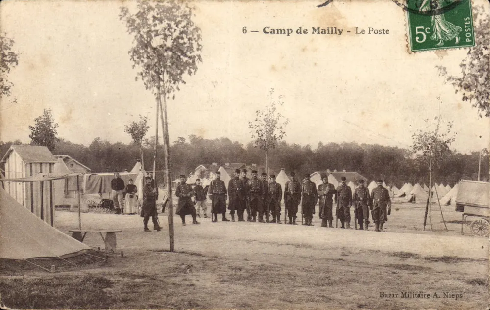 Camp de Mailly — scène de soldats en tenue d'été — éditeur Bazar Militaire A. Nieps, n°6 - Frente