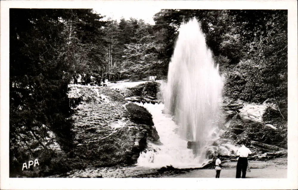 Basin von St-Ferriol — La Gerbe im Park — Société des Cartes Postales APA Poux - Vorderseite