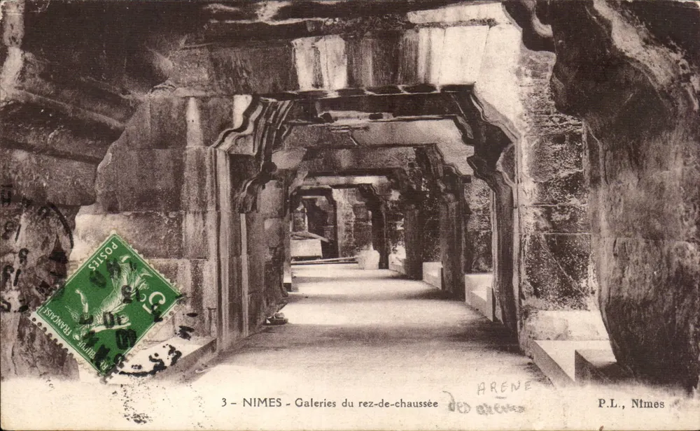 Nîmes - Galerias do térreo — P.L., Nîmes - Frente