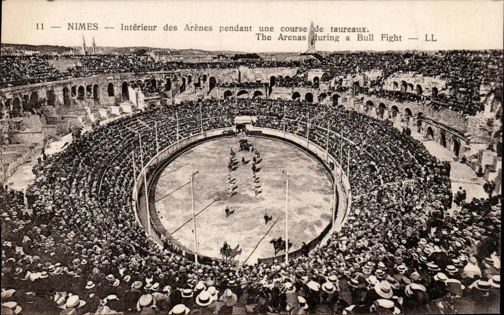 Nîmes — Innenansicht der Arena während einer Stierkampf — LL - Vorderseite