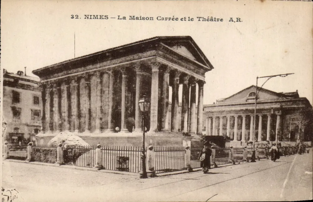 Nîmes — Ansicht der Maison Carrée und des Theaters — A.R. n°32 - Vorderseite