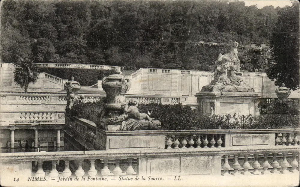 Nîmes — Jardim da Fontaine — Estátua da Fonte — LL. - Frente