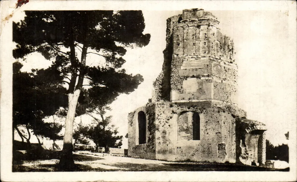 A Torre Magne em Nîmes — Ruínas romanas — Editor: La Tour Magne, LL. - Frente