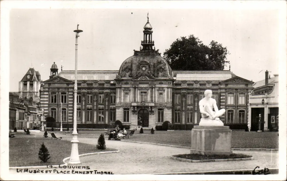 Louvières — O Museu e a Praça Ernest Thorel — C.A.P. (49) - Frente