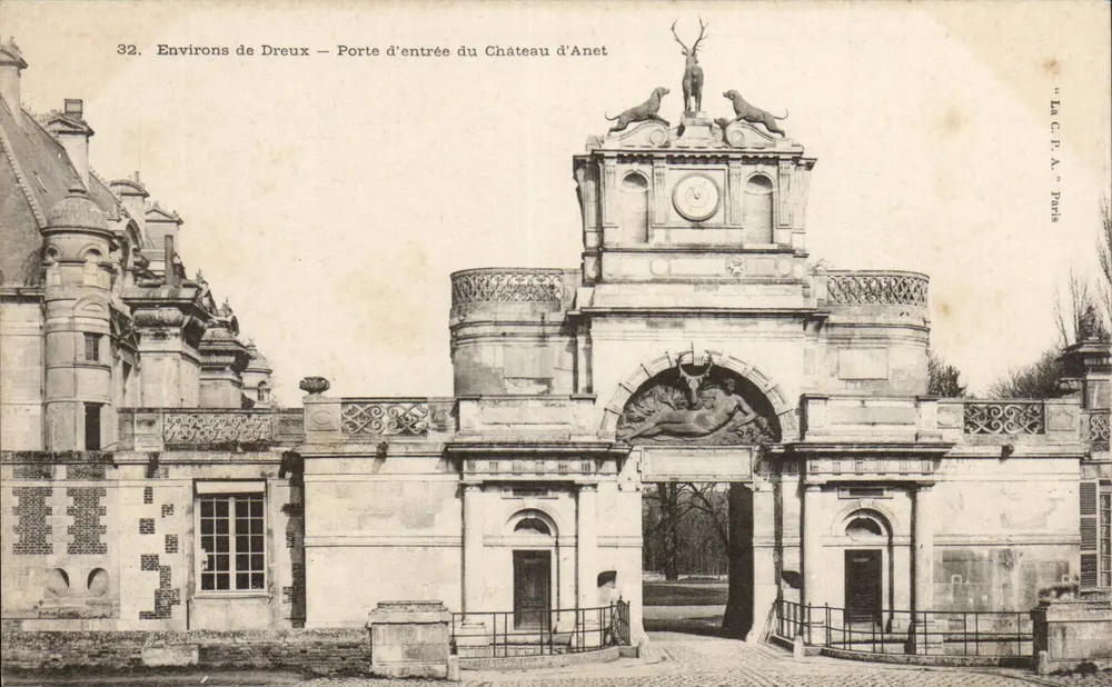 Um Dreux — Eingangstor des Schlosses Anet — C.P.A. Paris - Vorderseite