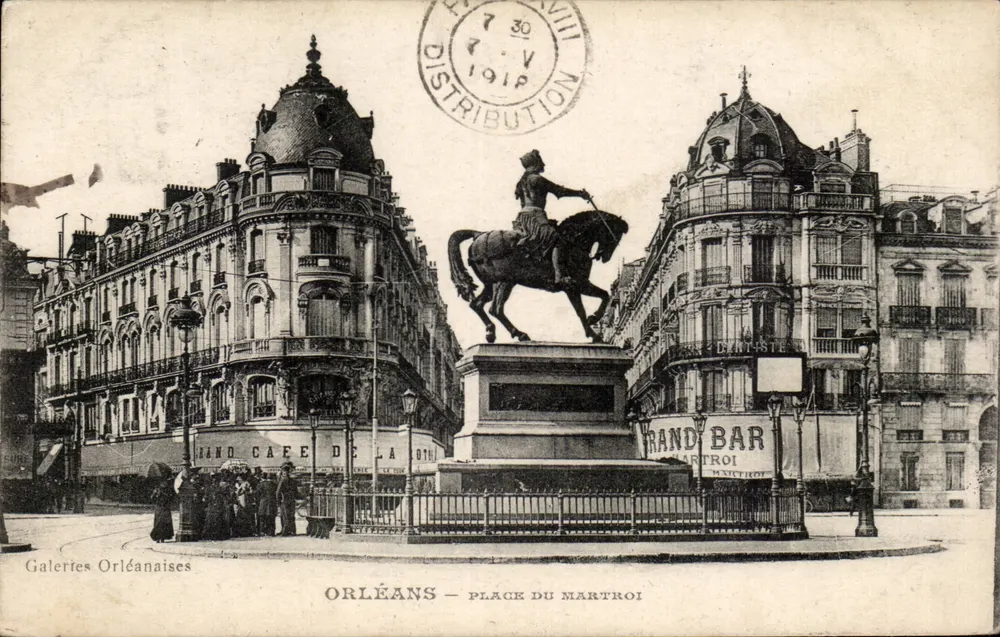 Orléans — Place du Martroi — estátua equestre e Galerias Orléanaises - Frente