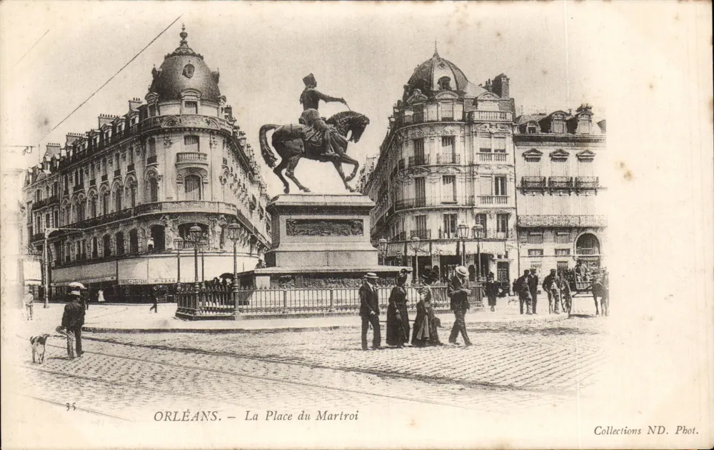 Orléans — A Place du Martroi — Collections ND. Phot. - Frente