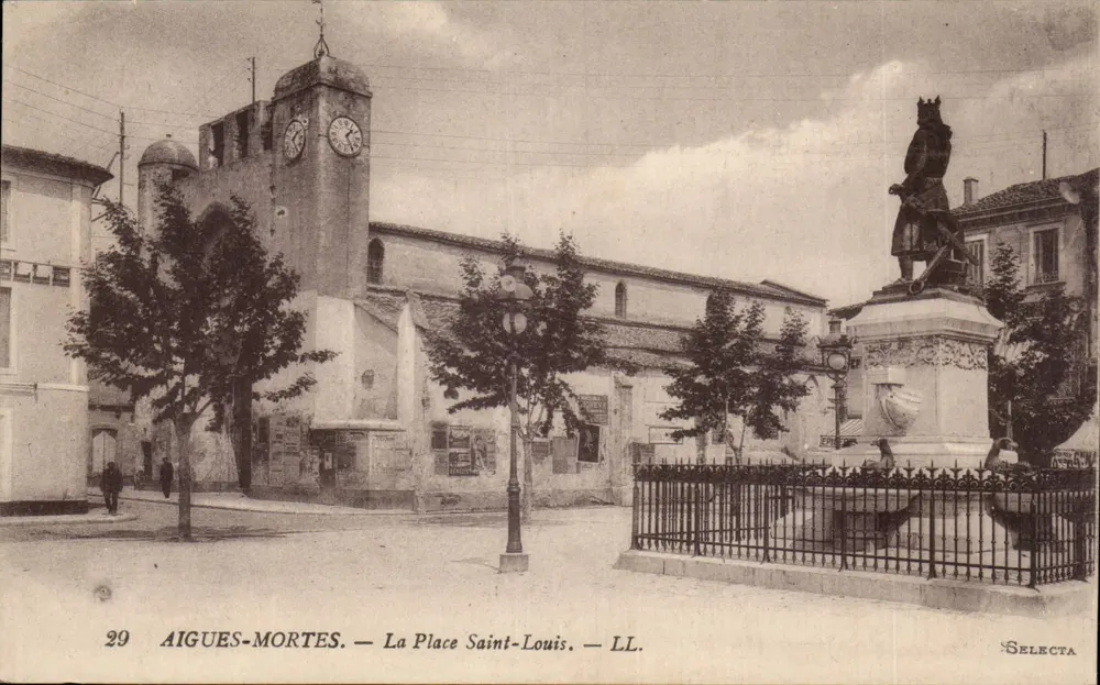 AIGUES-MORTES — A Praça Saint-Louis — LL. — SELECTA - Frente
