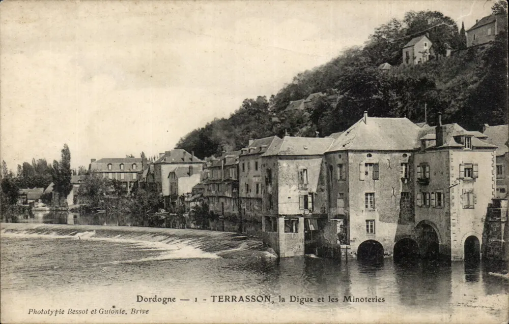 Terrasson — la Digue et les Minoteries — Phototypie Bessol et Guionie, Brive - Frente