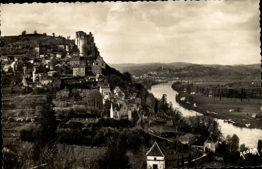 Feudales Schloss Castelnau (Dordogne) — 19. und 15. Jahrhundert — ARGRA - Vorderseite
