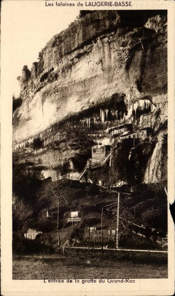 Die Klippen von LAUGERIE-BASSE — Der Eingang zur Höhle Grand-Roc — Verlag: C. P. A. (Nr. 107) - Vorderseite