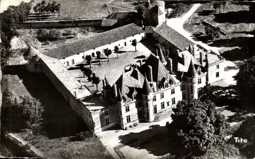 Castelo de Michel de Montaigne — Vista geral — Fachada Norte — Tito - Frente