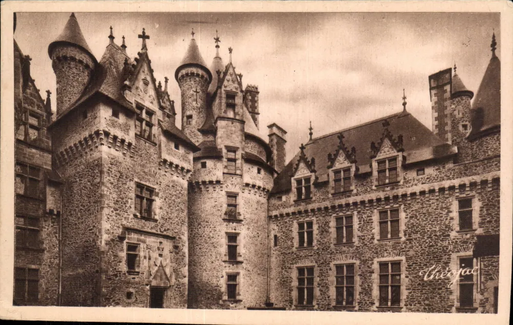 Castelo de Lambertie (Dordogne) — Pátio interno — Éditions Théo Jac, n°16 - Frente