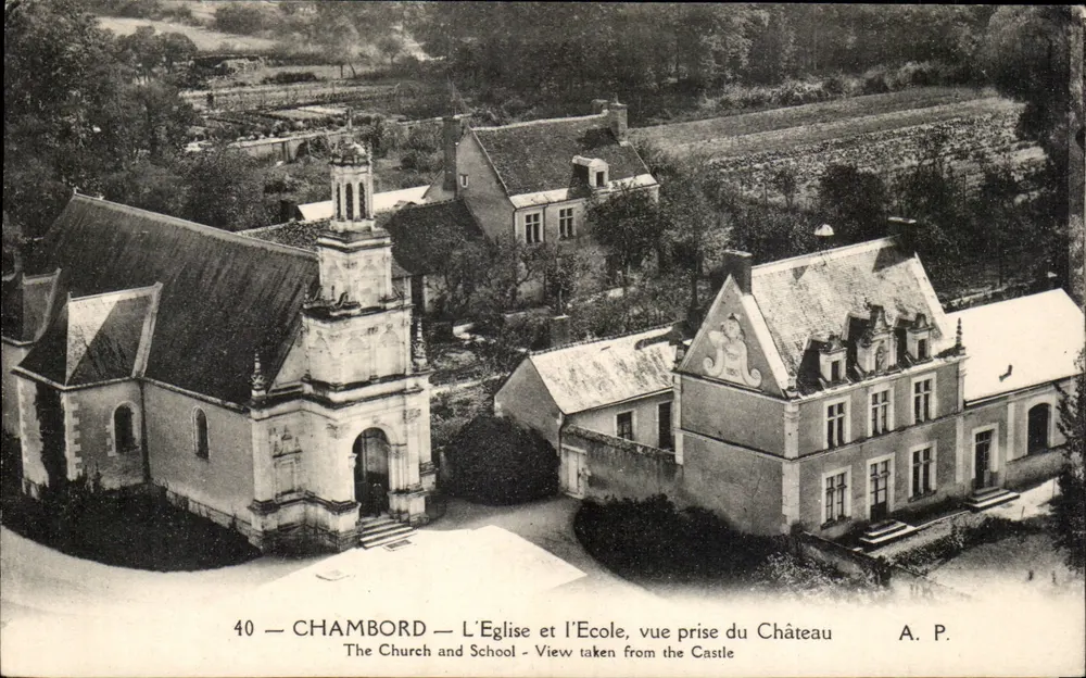 Chambord — Die Kirche und die Schule — Ansicht vom Schloss aus — A. P. - Vorderseite