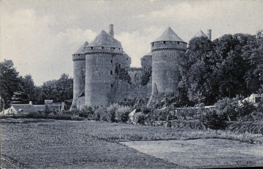 O Castelo de Lussay — vista das torres — ND. Fot. - Frente