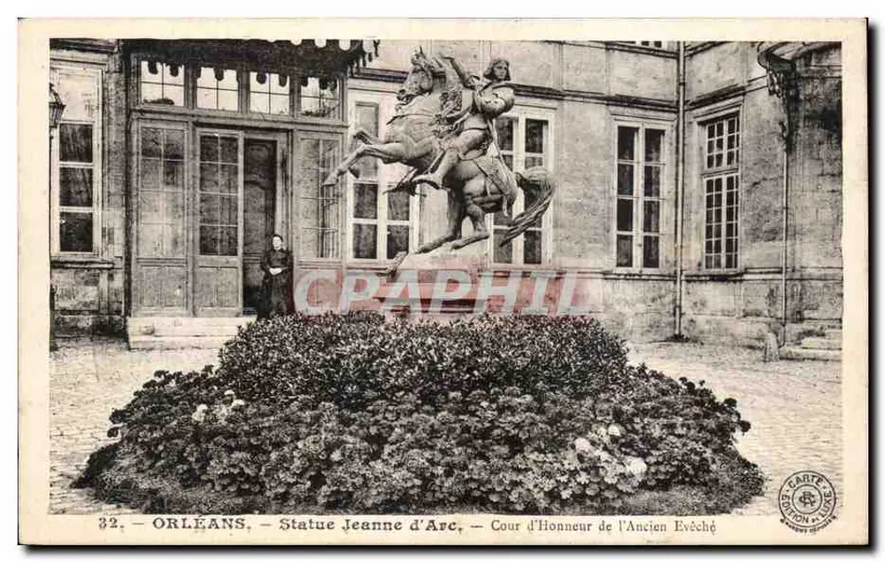 Orléans — Statue der Jeanne d'Arc — Cour d'Honneur des ehemaligen Bischofssitzes - Vorderseite