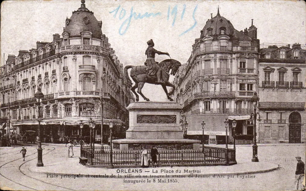 Orléans — A Praça do Martroi — estátua de Joana d'Arc por Foyatier - Frente