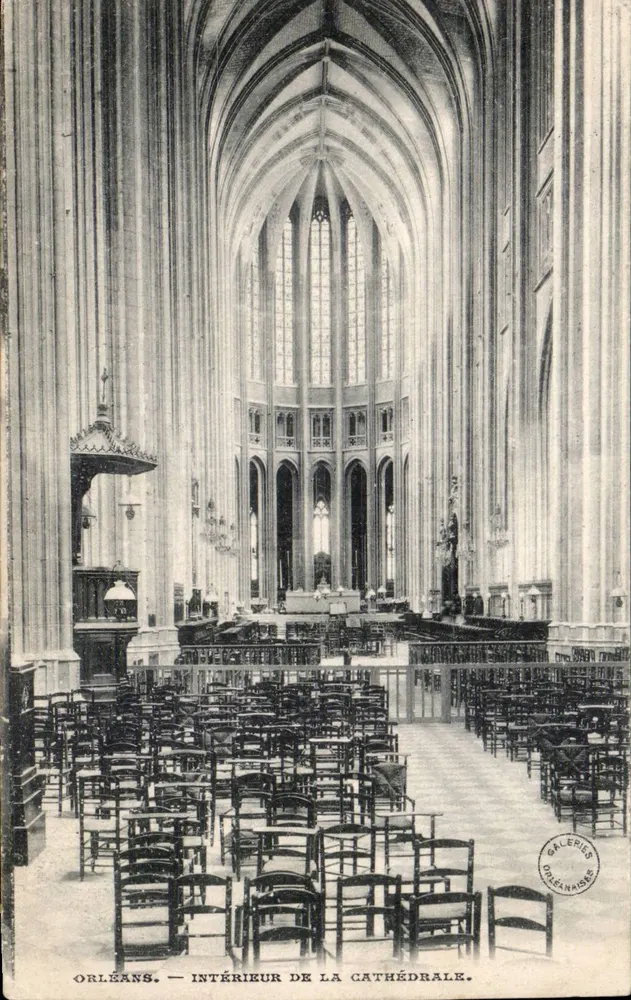 Orléans — Interior da catedral — Galerias Orléanaises - Frente