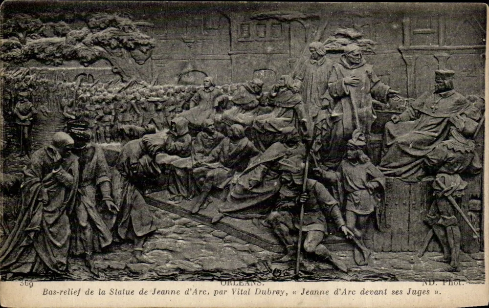 Orléans — Relief der Statue der Jeanne d'Arc, von Vital Dubrèy, « Jeanne d'Arc vor ihren Richtern » — ND. Phot. - Vorderseite