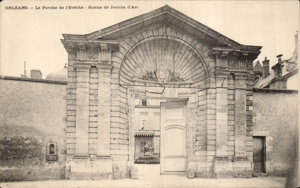 Orléans — Der Portal des Bischofspalastes - Statue der Jeanne d'Arc - Vorderseite