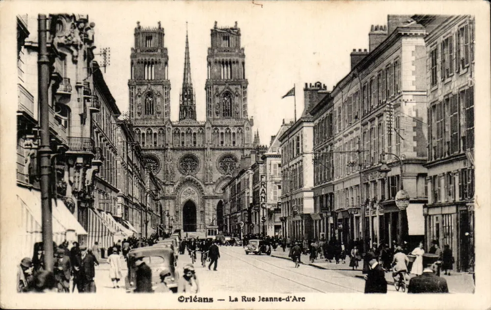 Orléans — A Rue Jeanne-d'Arc — vista da catedral - Frente