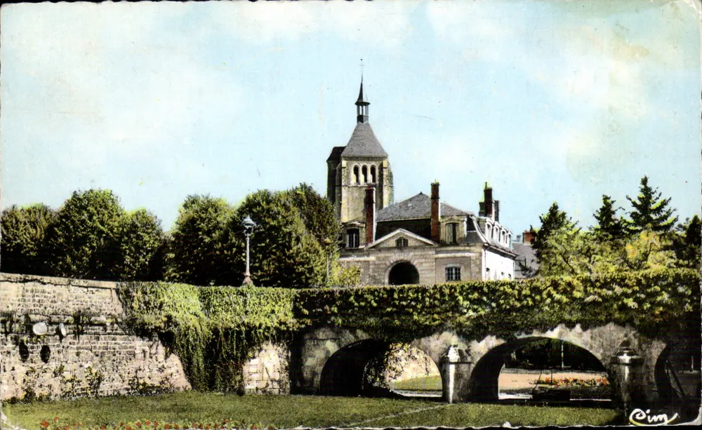 Châteauneuf-sur-Loire — Die Kirche und eine Ecke des Parks — Cim - Vorderseite