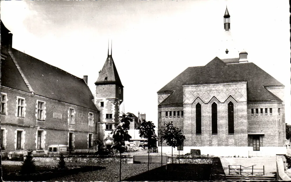 Gien (Loiret) — A igreja e o castelo — Musée de la Chasse de Gien - Frente