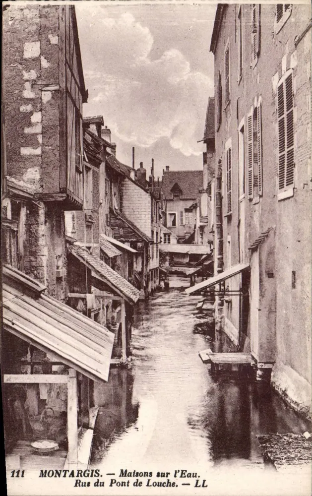 Montargis — Häuser am Wasser. Straße des Louche-Brückens — LL - Vorderseite