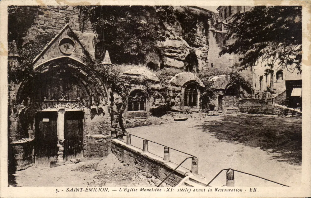 Saint-Émilion — Die Monolithische Kirche (11. Jahrhundert) vor der Restauration — BR - Vorderseite