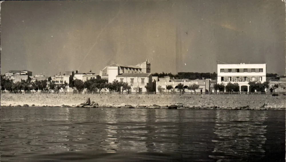 Paseo und Hotel Voramar — Costa Brava — La Escala - Vorderseite