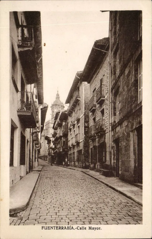 Fuenterrabía.-Calle Mayor — Ansicht der gepflasterten Straße mit Kirche im Hintergrund — L. Roisin, Fotograf - Vorderseite