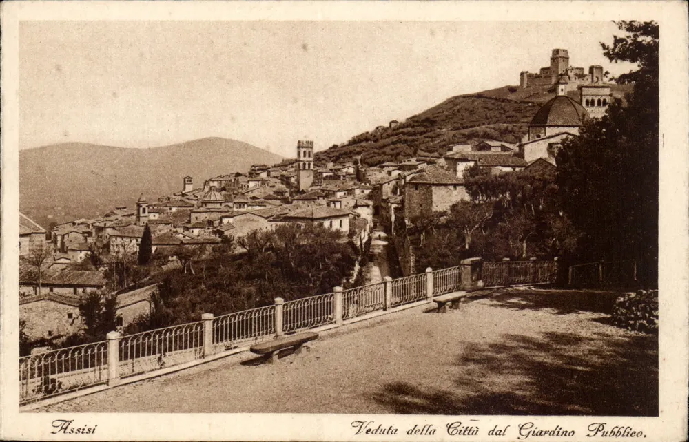 Assisi — Blick auf die Stadt vom öffentlichen Garten — Ulisse Rossi Edition - Assisi - Vorderseite
